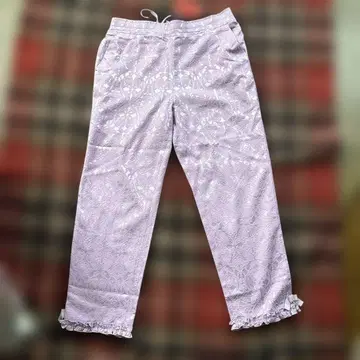 &LOVE 프릴 장식 자카드 라일락 꽃무늬 팬츠