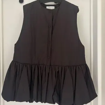 블랙 프릴 밑단 슬리브리스 베스트