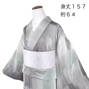 그레이 색상의 격자 무늬 바탕에 작은 나비 문양 코몬