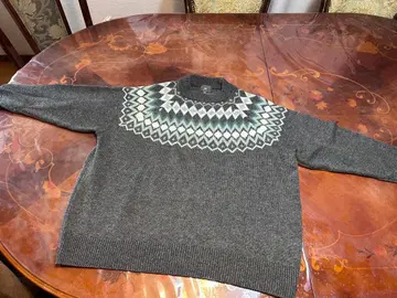 기하학 패턴 다크 그레이 스웨터