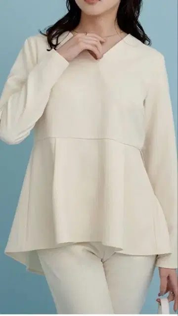 [ 미착용 새상품 ] 유어즈 V넥 턱 페플럼 상의 S