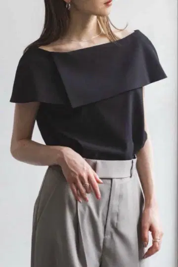 NOBLE 오프숄더 블랙 반팔 상의