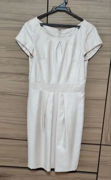 베이지 숏 슬리브 드레스