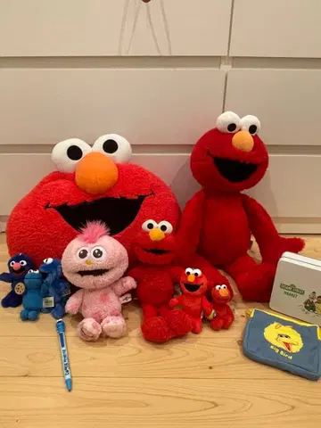 엘모 봉제 인형 세트 8체와 펜