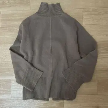 새상품급 [미라 오웬] 하이넥 니트 백 슬릿 울 캐시미어 모카