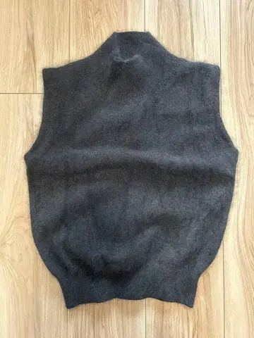 블렌하임 니트 슬리브리스 스웨터