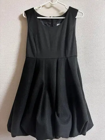 벌룬 원피스 블랙 트리트유어셀프