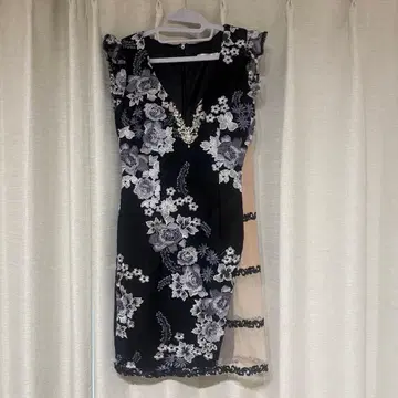 JEWELS 꽃무늬 자수 타이트 드레스 M 사이즈