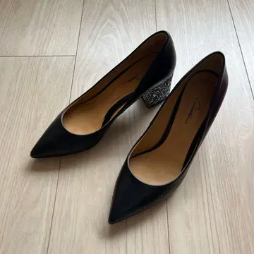 세레나테라 펌프스 CHARLOT 36