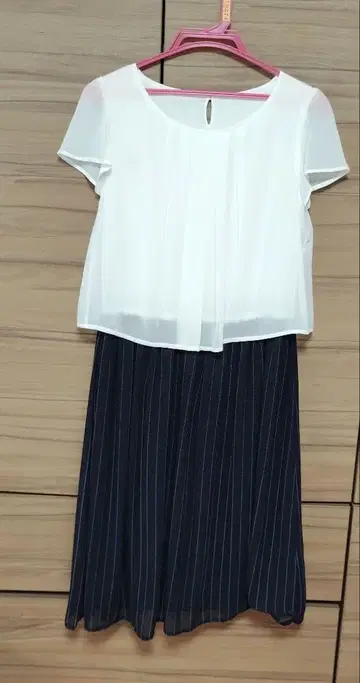 화이트 반팔 상의 네이비 스트라이프 원피스