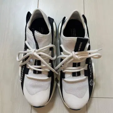 메쉬 소재 스포츠 스니커즈 화이트/블랙