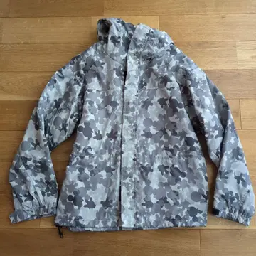 카모플라쥬 그레이 후드 부착 마운틴 파카