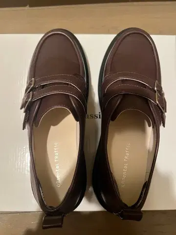 오리엔탈 트래픽 더블 벨트 통굽 신발