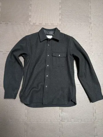 블랙 포켓 부착 긴팔 셔츠