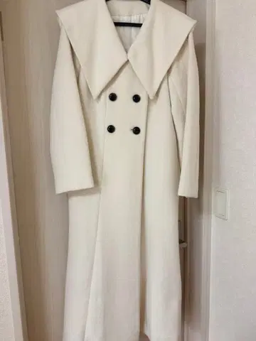 릴리 브라운 빅 칼라 슬림 머메이드 코트 화이트 S 사이즈