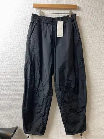 ANEI 트랙 팬츠 블랙