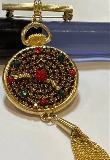 반짝이는 섬세한 스톤풍 장식의 원형 브로치 흔들리는 앤티크풍 골동품