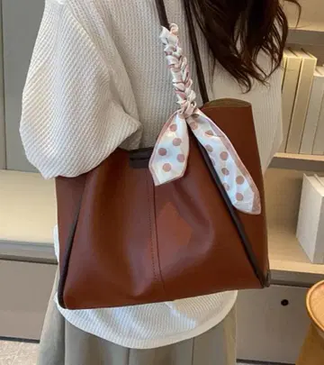 브라운 도트 무늬 리본 포함 숄더백