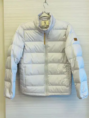 AIGLE 라이트 그레이 다운 자켓 가죽 탭 에이글