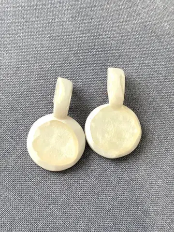 도미니크 데나이브 귀찌 화이트 계열