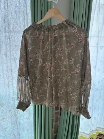 꽃무늬 플레어 소매 블라우스 올리브 그린