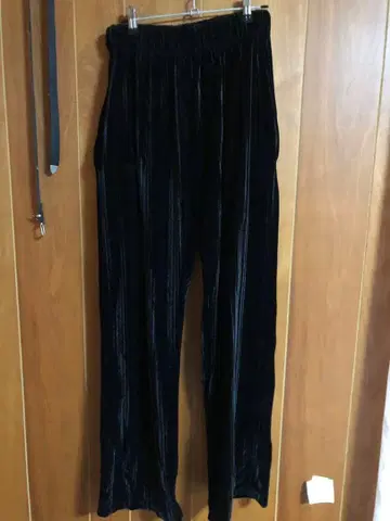 블랙 벨벳 스트레이트 팬츠
