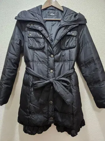 사리아 후드 부착 블랙 다운 자켓