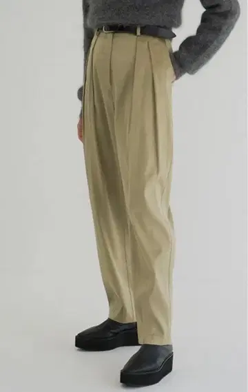 BRIGHT TWILL IN TUCK PANTS