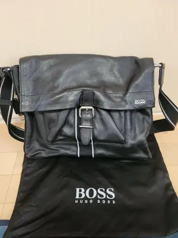 Hugo BOSS 블랙 가죽 숄더백 수납 가방 포함