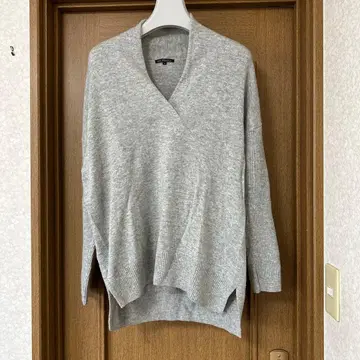 23구 그레이 V넥 니트