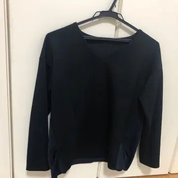 블랙 V넥 긴팔 티셔츠 언타이틀