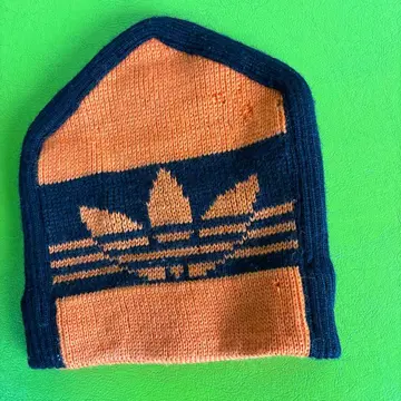 adidas 니트 모자 오렌지 네이비 데상트제 벌레 먹은 곳 있음
