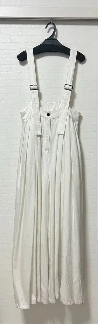 화이트 살로펫 플레어 실루엣