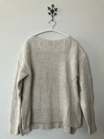 A DAY IN THE LIFE 베이지 보트넥 긴팔 스웨터