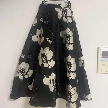 cawaii 플레어 스커트 블랙과 화이트 꽃무늬