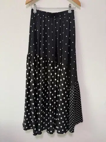 BEARDSLEY 블랙과 화이트 도트 무늬 롱 스커트