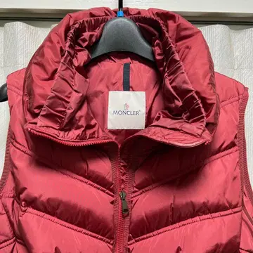 MONCLER 와인 레드 다운 베스트