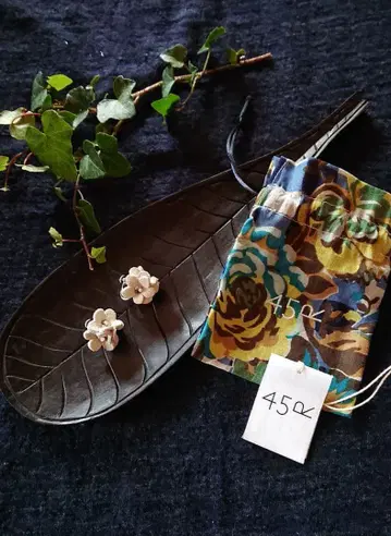 45R 천연 가죽 스웨이드와 앤티크 비즈의 작은 꽃 귀찌/화이트