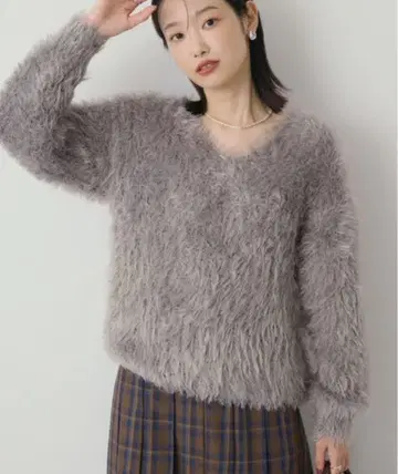 V넥 샤기 니트 풀오버 그레이쉬 베이지