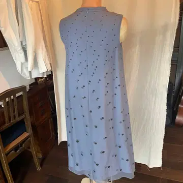 슬리브리스 무릎 기장 원피스 도트 무늬 블루