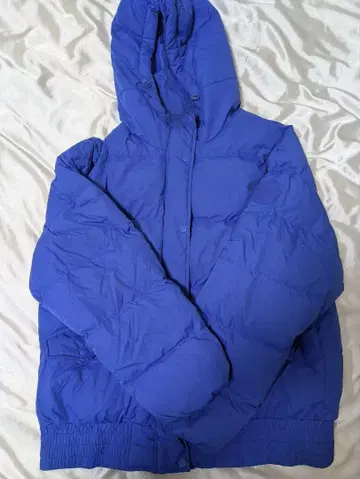 파란색 후드 부착 다운 자켓