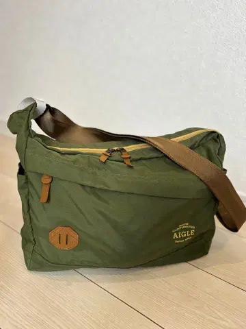 AIGLE 에이글 미사용 올리브 그린 숄더백