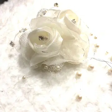 도쿄 소와르 화이트 로즈 코사지