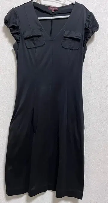 블랙 반팔 무릎 기장 원피스