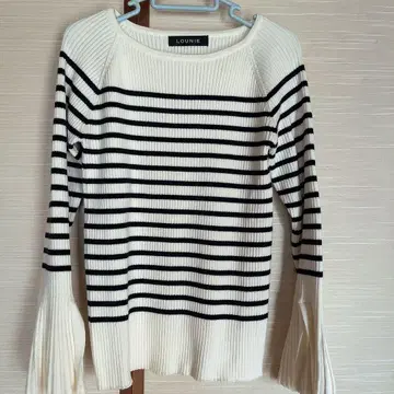 LOUNIE 스트라이프 플레어 소매 니트 새상품급