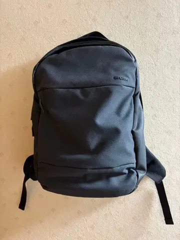 Incase 그레이 백팩