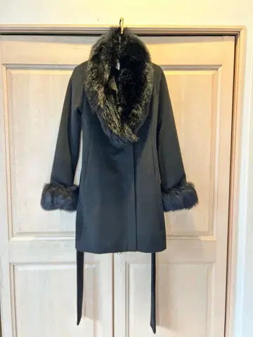 Delyle NOIR 퍼 달린 블랙 롱 코트