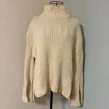 BABYLONE 아이보리 터틀넥 스웨터