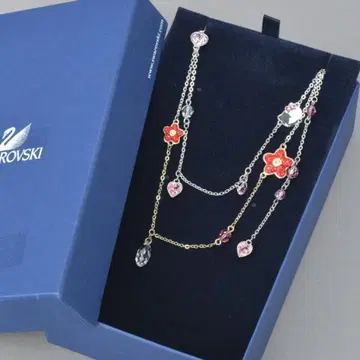 컨디션 최상 스와로브스키 헬로키티 콜라보 플라워 스톤 목걸이 박스 포함