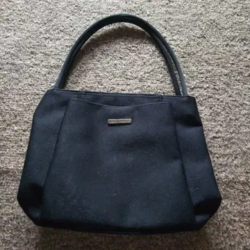 심플한 블랙 핸드백